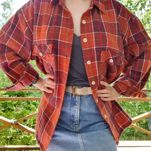 Oversize skjortjacka - Mysig skjorta/jacka i tjock flanell och fina höstfärger. Storlek XL, men kan självklart bäras av mindre storlekar!