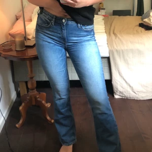 Bootcut Jeans  - Snygga bootcut jeans från HM. Hyfsat långa på mig som är 162 cm kort! Tajt och snygg passform både fram och bak. Köparen står för frakten. 🦋