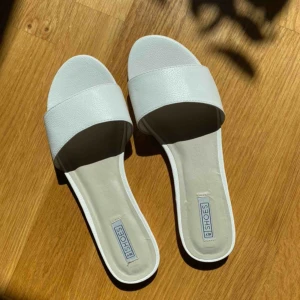  - Superfina sommarsandaler från Nelly! Oanvända. 