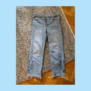 Ljusblå Jeans från H&M (&Denim) Straight fit, high waist, cropped. Broderade och fransiga nedtill. Storlek 26. Gott skick.  Kan skicka med spårbart paket eller upphämtas i Solna.