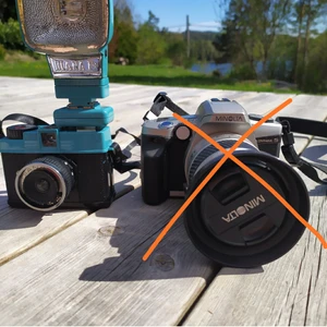 Två analoga kameror i bra skick! - En Diana mini f+, populär lomografikamera. Fotar kvadratiska bilder med äkta ljusläckeffekt. 35mm film. Nypris: 900 kr. Blixt ingår med bra batteri.
