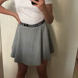 En grå kjol från hm med en text i midjan (stay fierced) använd en del men bra skick