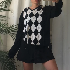 Rutig tröja - Rutig lite tjockare tröja i mycket fint skick. Använd ett fåtal gånger🦋🦋frakten ligger på 44kr💘