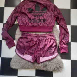 Adidas track suit design pharell william - Adidas track suit i st 36 den är från kollektionen designad av pharell whilliams. Den är i siden och i toppskick pris 220 sek 