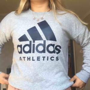 Superskön sweatshirt från Adidas 🖤 Jättebra skick och väldigt bra material. Passar XS-M🥰 Skickas mot fraktkostnad