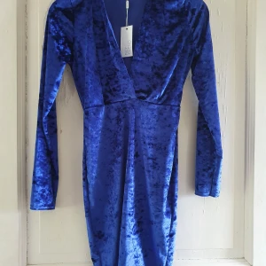 Blå klänning  - Helt ny, alla lappar kvar. Köperen står för frakten 