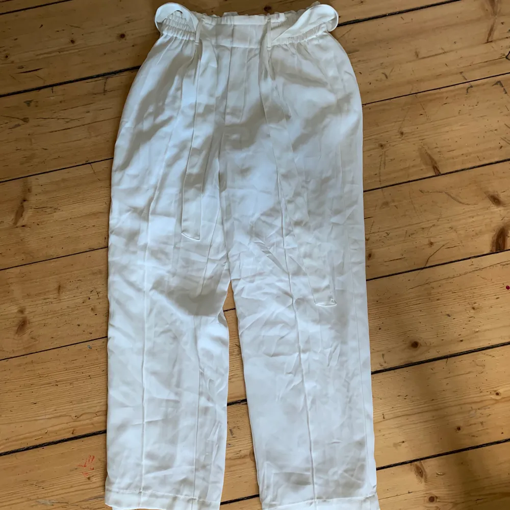Fina vita byxor från Bikbok som inte använts då dom är för långa, jag är 152, dom är i fint skick och frakt tillkommer. Jeans & Byxor.