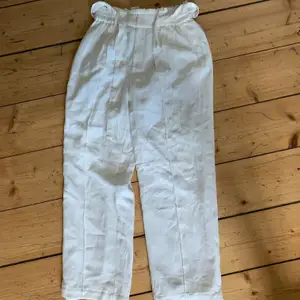Fina vita byxor från Bikbok som inte använts då dom är för långa, jag är 152, dom är i fint skick och frakt tillkommer