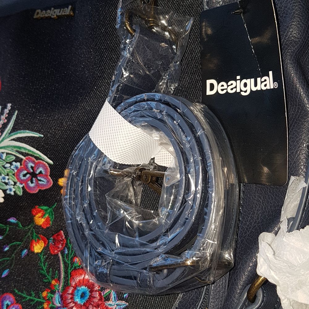 Cool väska från Desigual. Väskan är ganska stor och rymmer mycket. Kan användas som handväska, men tillkommer ett band så du kan även ha den på axeln. Den är helt ny och oanvänd. Pris kan diskuteras. Frakt tillkommer🌿🎀. Väskor.