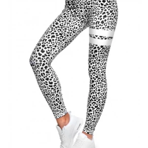 Stronger träningstights - Super fina tights som tyvärr inte kommit till användning då dom vart en aning för stora för mig. De är i super bra skick och är använda 2-3 gånger. Bilderna är lånade men kan skicka andra vid förfrågan. Frakt tillkommer på 44kr💖