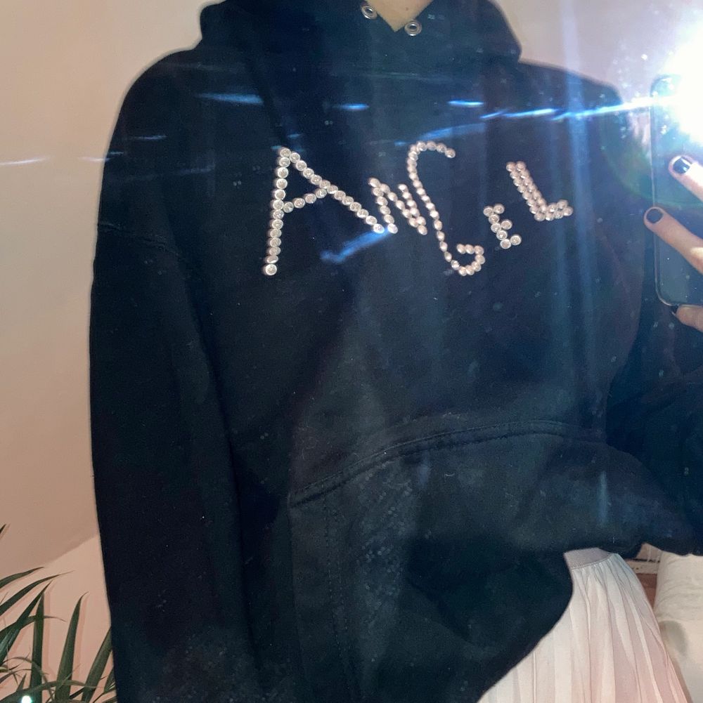 super snygg hoodie där det står ANGEL med rhinestones!! använd max 2 gånger. den kommer tyverr ej till användning därför säljer jag! frakt ingår i priset💕💕💕. Huvtröjor & Träningströjor.