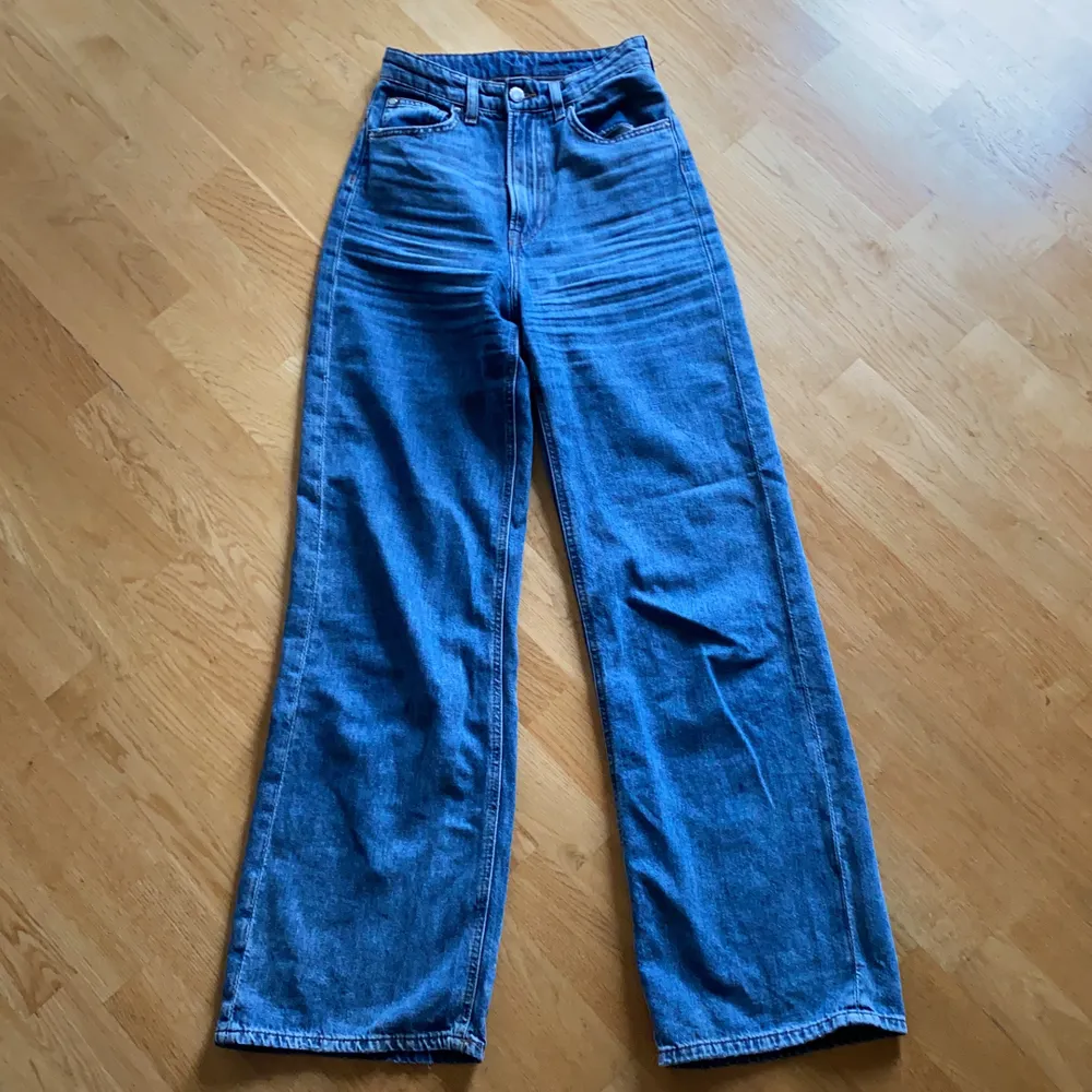 Snygga wide leg jeans från h&m i storlek 34. De är i bra skick. Passar perfekt både i midjan och längden på mig som är 168!. Jeans & Byxor.