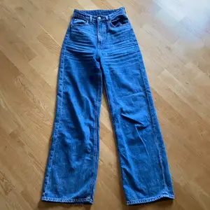 Snygga wide leg jeans från h&m i storlek 34. De är i bra skick. Passar perfekt både i midjan och längden på mig som är 168!
