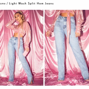jeans med slits  - säljer mina prettylittlething byxor helt oanvända, modellen: light wash split hem jeans. Storlek 12 ( motsvarar ungefär M ). 400 kr eller bud över❤️❤️