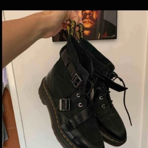  - Fina dr Martens i mocka och skinndetaljer.  Står bara off dammar. De är använda men i mycket gott skick.  Finns i spånga 
