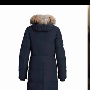  - Jätte fin och varm jacka i nyskick! Köptes i i februari detta året och är sparsamt använd. Marinblå färg.