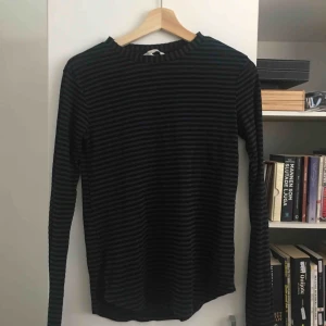  - Långärmad t-shirt från H&M. Lite genomskinlig! 