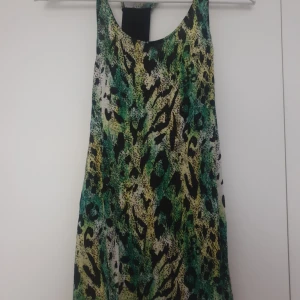  - Linne från H&M Storlek: 38 Färg: leopard mönstrat i grönt,svart,gult,vitt. Knappt använd som ny! Köparen betalar frakten. Samfraktar gärna med mina andra kläder som jag säljer. Har swich