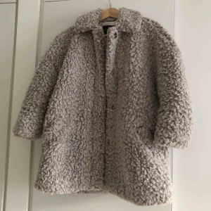  - Varm fluffig jacka från River Island