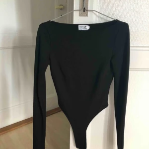  - Säljer för den är för liten för mig. Endast använd en gång. Skicket är som ny, finns knappar nertill så man behöver ej använda som bodysuit om man inte vill. Möter upp i stockholmsområdet annars står köparen för frakt ✨✨