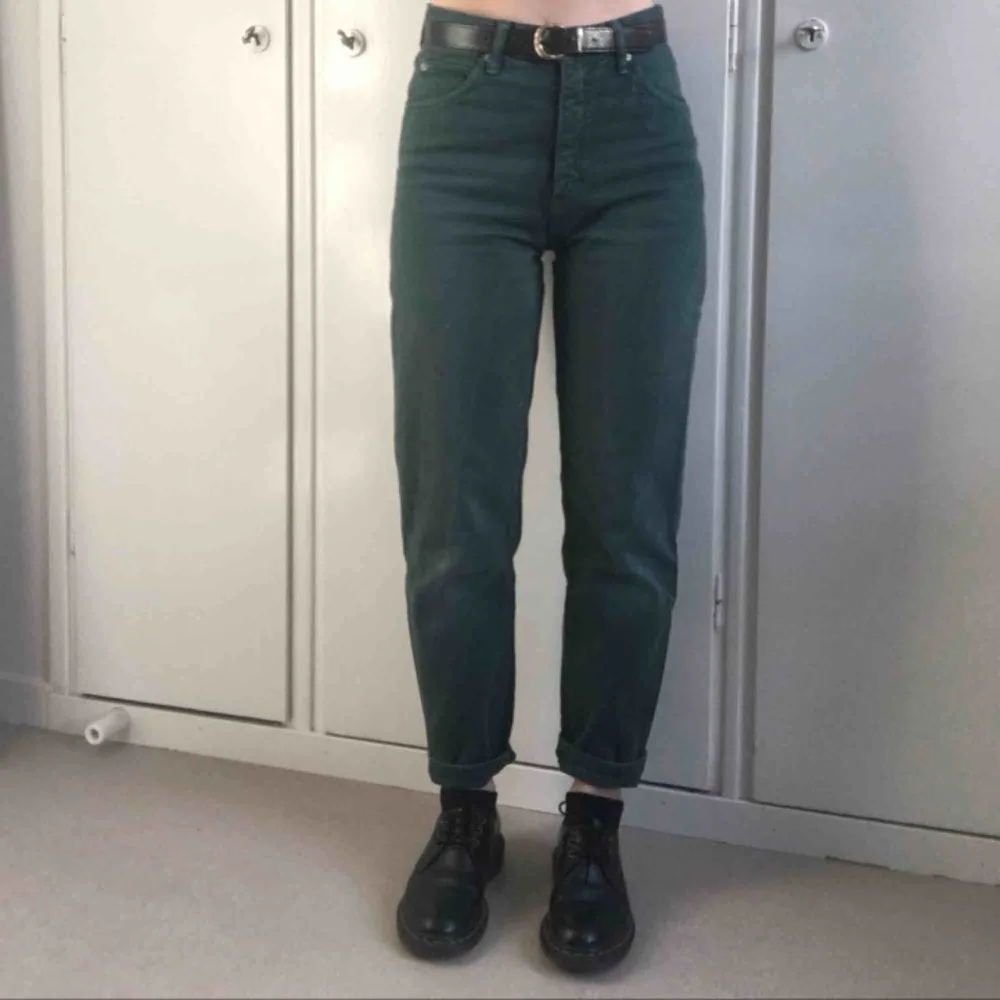 Ett par mörkgröna mom jeans i stl w26 (vilket ungefär motsvarar en small). Köpta second hand i Brighton. I bra skick!. Jeans & Byxor.