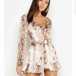  - SUPERFIN playsuit från BOHOO, har tyvärr aldrig kunnat använda den pga väldigt stor! Alla lappar är kvar på den Nypris: 300 kronor, mitt pris är 149! 