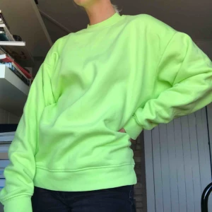  - Neongrön sweatshirt från Weekday. Aldrig använd. Boxig modell med tajt hals. Köparen står för frakt eller möts i Gbg✨