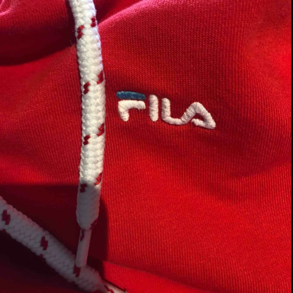 Röd fila hoodie, som är använt sparsamt. Säljer pågrund av att jag har för många hoodies. As mysig och skön. . Hoodies.