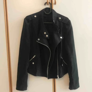  - Tunnare bikerjacka i mockaimitation i fint skick! Storlek M men skulle säga att den är mer som en S. Kan mötas upp i Jönköping eller skicka, köparen står för frakt 🌸