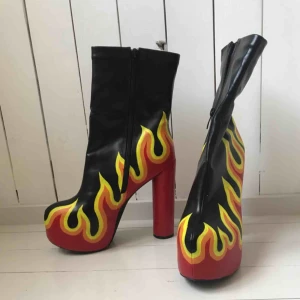  - Handmålade platåboots i fakeskinn. Aldrig använda. Stl 41, normal i storleken. Köparen betalar frakt eller möts i Gbg ✨