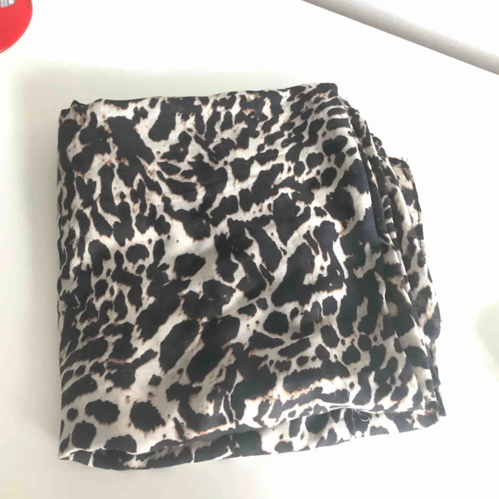 Leopard sjal, lite skönare kvalitet än den andra, lite slätare typ . Accessoarer.