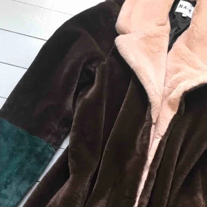  - Mysig pälsjacka från NAKD. Använd ett fåtal gånger så i princip som ny.  Vid frågor kontakta gärna mig. Köparen står för frakt på 40kr och skickar jackan när betalningen finns på mitt konto.