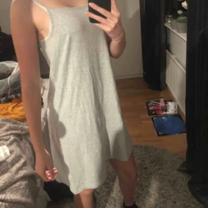  - En avslappnad grå linne klänning! Som är väldigt skön att bara dra på sej men kan även piffas upp med ett skärp! 