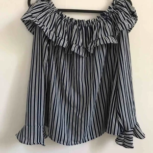  - Offshoulder blus från H&M. Bortklippt lapp men storlek 40, passar dock 38 också. 