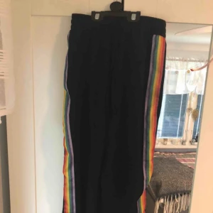  - Ett par fina byxor från monki i storlek xxs men passar mig som har xs.   Ej upphämtning 