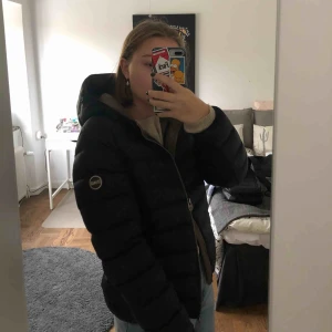  - En jättefin colmar jacka strlk M men passar även en S. Den har använts en del men absolut inget man tänker på. Därav det lägre priset Priset kan diskuteras vid snabb affär 
