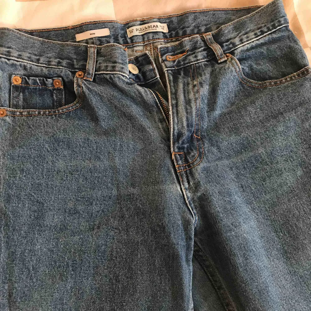 Hög midjas Mom jeans. Har haft på mig de ett par gånger men de är i en jätte bra skick! . Farkut & Housut.