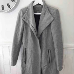  - Snygg höstkappa, knappt använd. Frakt tillkommer