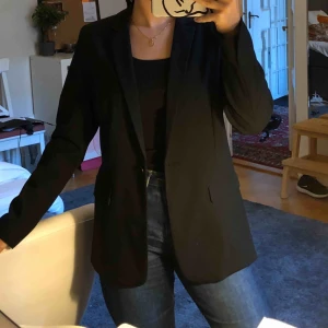  - Plagget köptes i våras för ca 400kr men har tyvärr bara kommit till användning ett fåtal gånger då jag fick en liknande i present.  Den är i nyskick då den knappt kommit till användning och har inga skador.