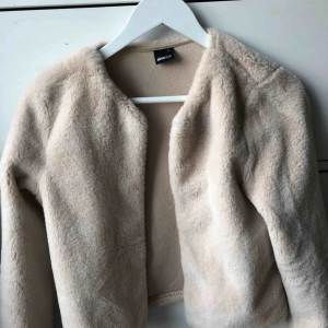  - Super mysig och fin jacka från Gina tricot  Säljer den för att den blivit för liten för mig