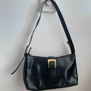 - Svart handväska i bra skick, inga slitningar och ren insida! Frakt tillkommer. Spännet är i guld. 