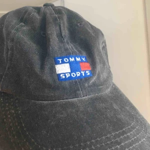  - Keps med Tommy Sports logga🌸 oklart om den är äkta eller inte då den är köpt på sh.. pris kan diskuteras🌟
