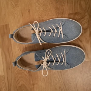  - Sparsamt använda Ecco skor. Blått läder med vita sulor. 