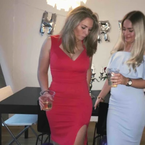  - Klarröd klänning från Nelly säljs pga för liten för mig nu