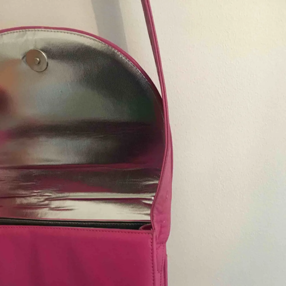 Rosa skinn handväska med med snake print och silvrig insida.  Fint slick💘🎈(vintage) . Väskor.