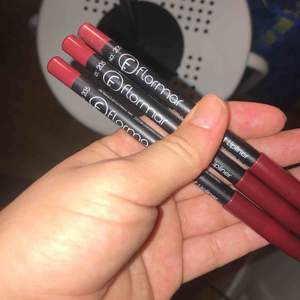Läpp pennor från märket flormar. Köpte fler än vad jag kommer använda.  Riktigt fin mörk röd färg.  Dom är självklart oanvända! 