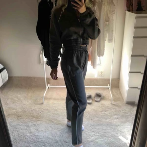  - Mjukis set från boohoo, storlek 36. Jag är en 34/36 så skulle även passa någon i större storlek så byxorna är lite pösiga. Skönt tjockt material. Kläderna är endast testade!  Köparen står för frakt, ca 50kr. 