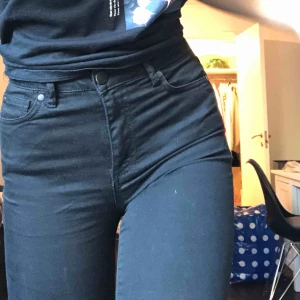  - Fina helt vanliga svarta högmidjade jeans från Cubus! Använder bara utsvängda byxor haha så dessa har ej kommit till användning på länge👍🏼 för korta för mig som är ca 175. Frakt 40kr
