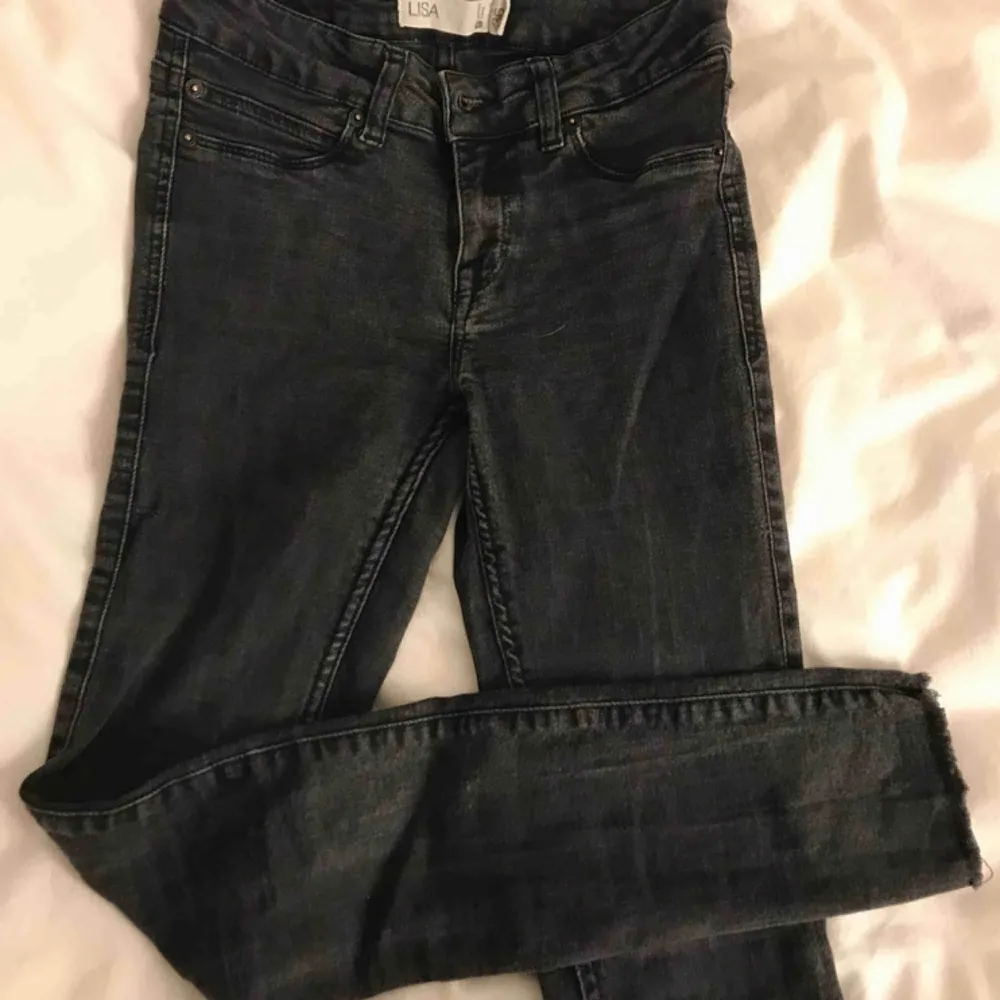Så sköna och coola jeans från Gina. Köpta för jättelänge sen men endast använda ett fåtal gånger. Fransar längst ner på benen eller liknar (avklippta). Nypris runt 500kr. . Jeans & Byxor.