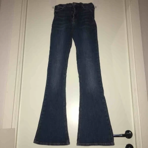  - Jätte fina smått utsvängda jeans, som tyvärr har blivit för små.Bra skick ,förutom som ni ser på sista bilden så har själva lappen spruckit inte jeansen.